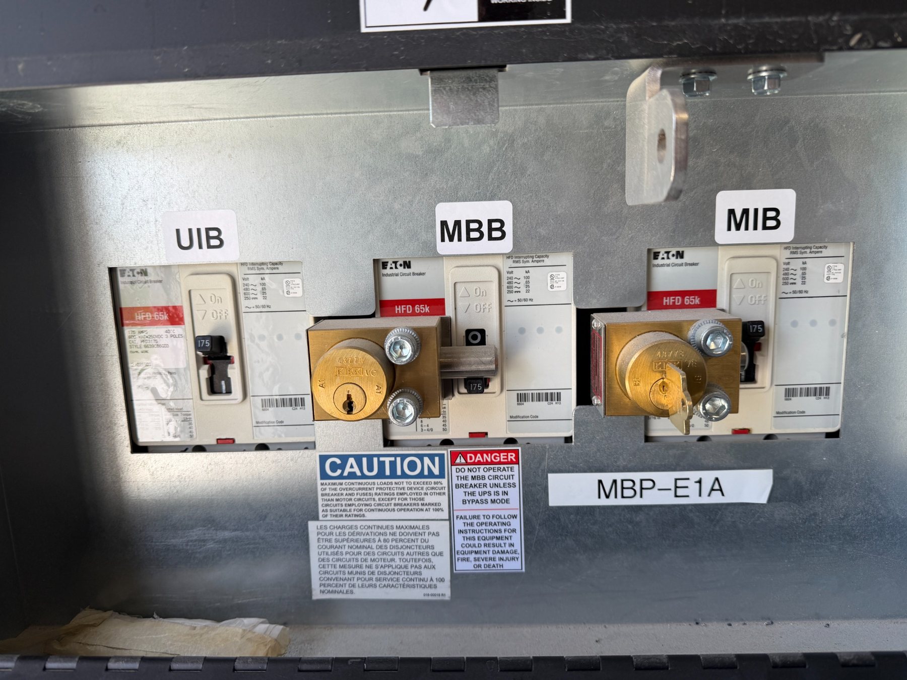 UPS maintenance bypass switch